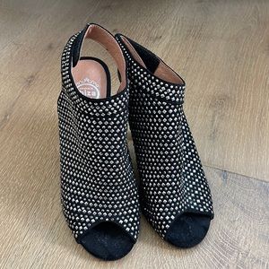 Suede and sequin heeled. Velcro sandals